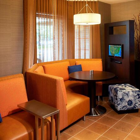 Courtyard Cleveland Airport South Hotel Мидълбърг Хайтс Екстериор снимка