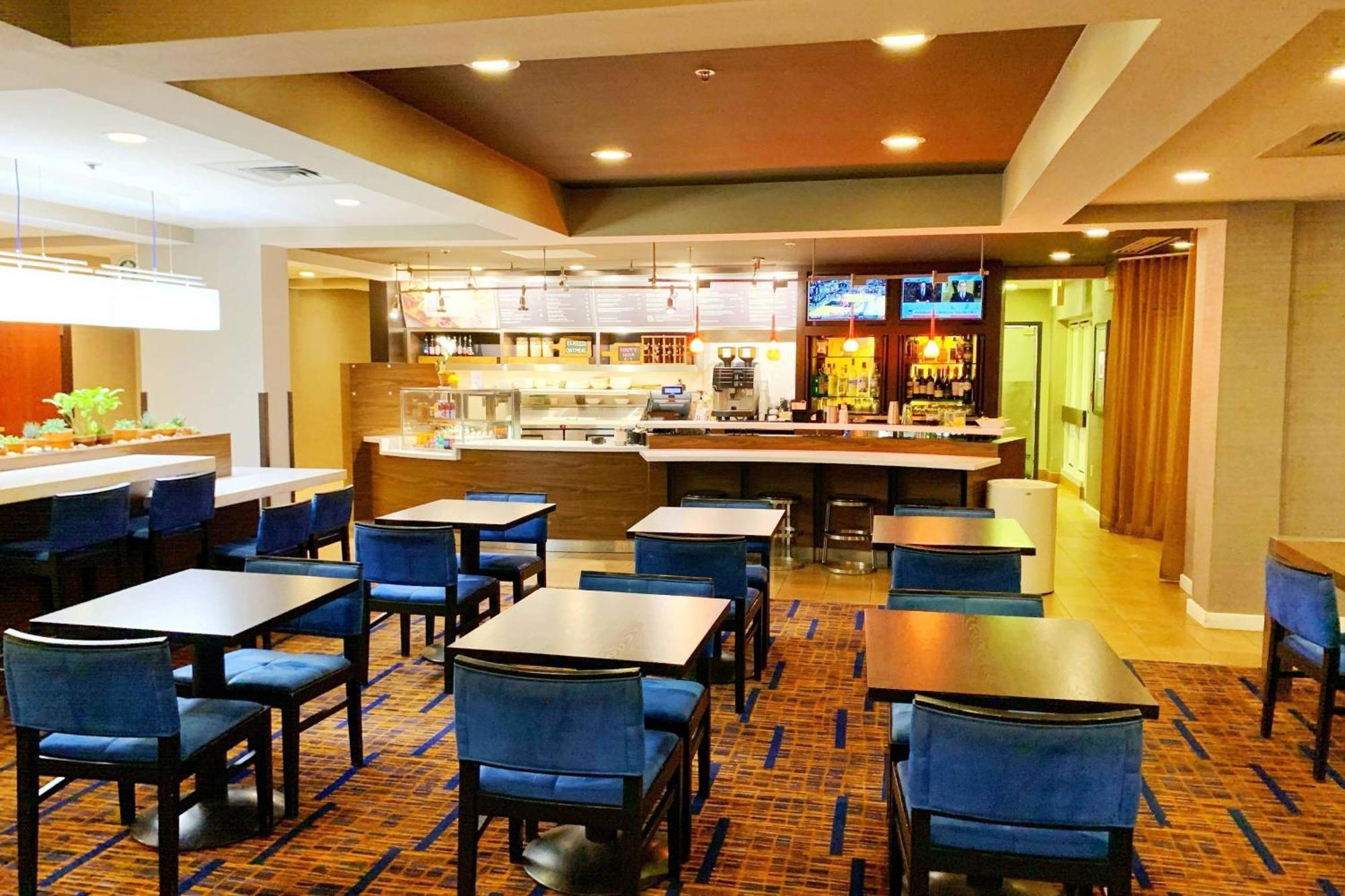 Courtyard Cleveland Airport South Hotel Мидълбърг Хайтс Екстериор снимка