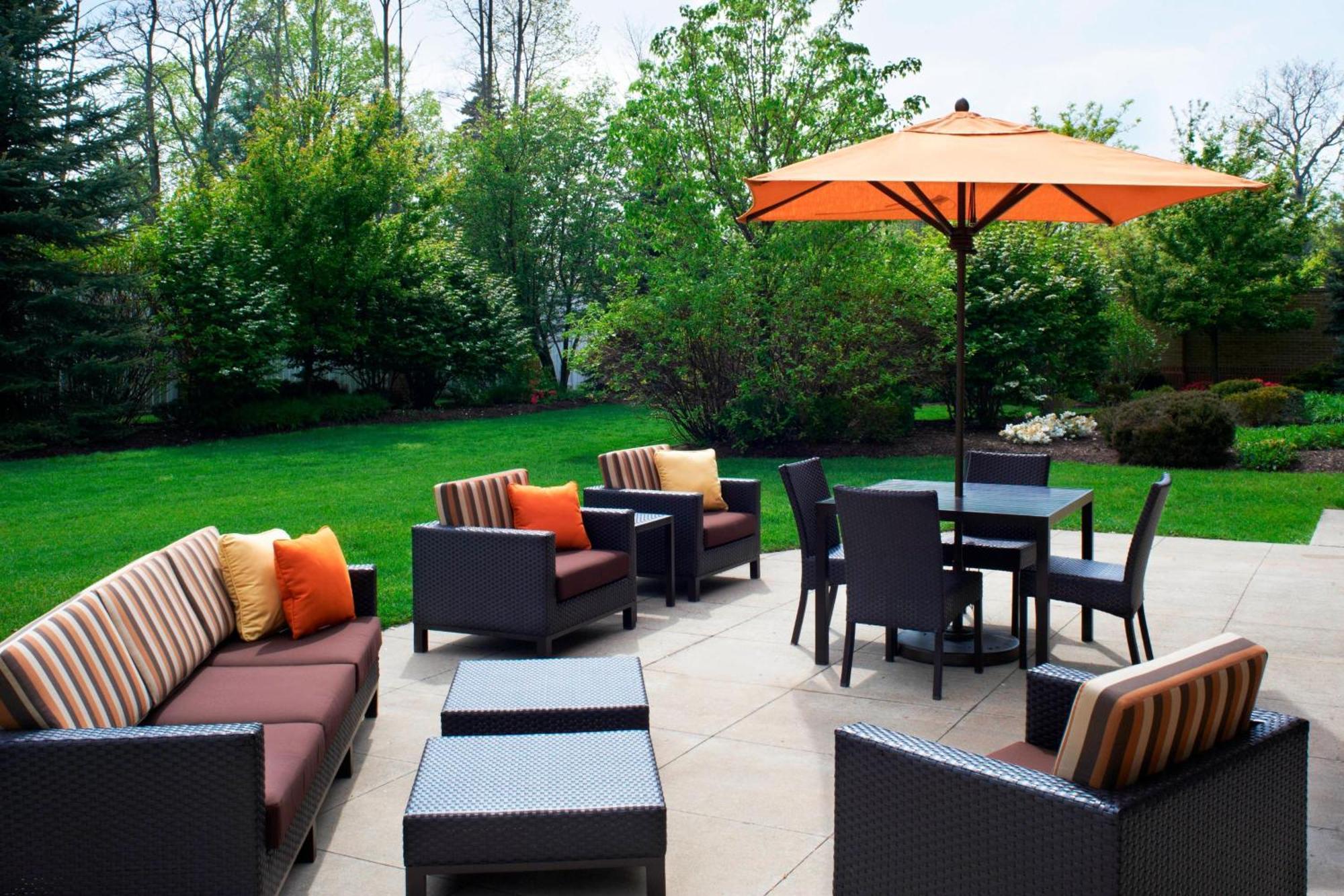 Courtyard Cleveland Airport South Hotel Мидълбърг Хайтс Екстериор снимка