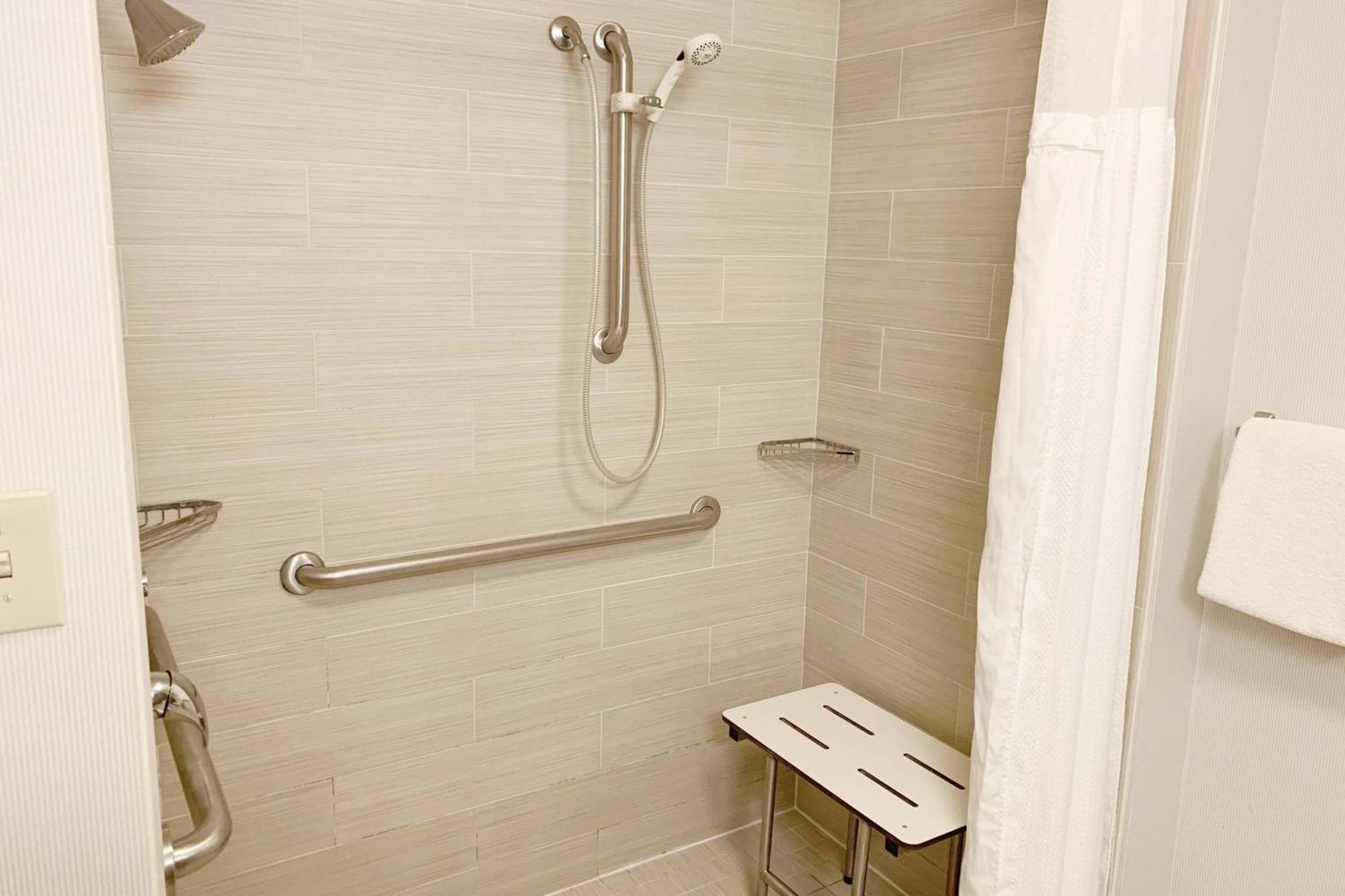 Courtyard Cleveland Airport South Hotel Мидълбърг Хайтс Екстериор снимка