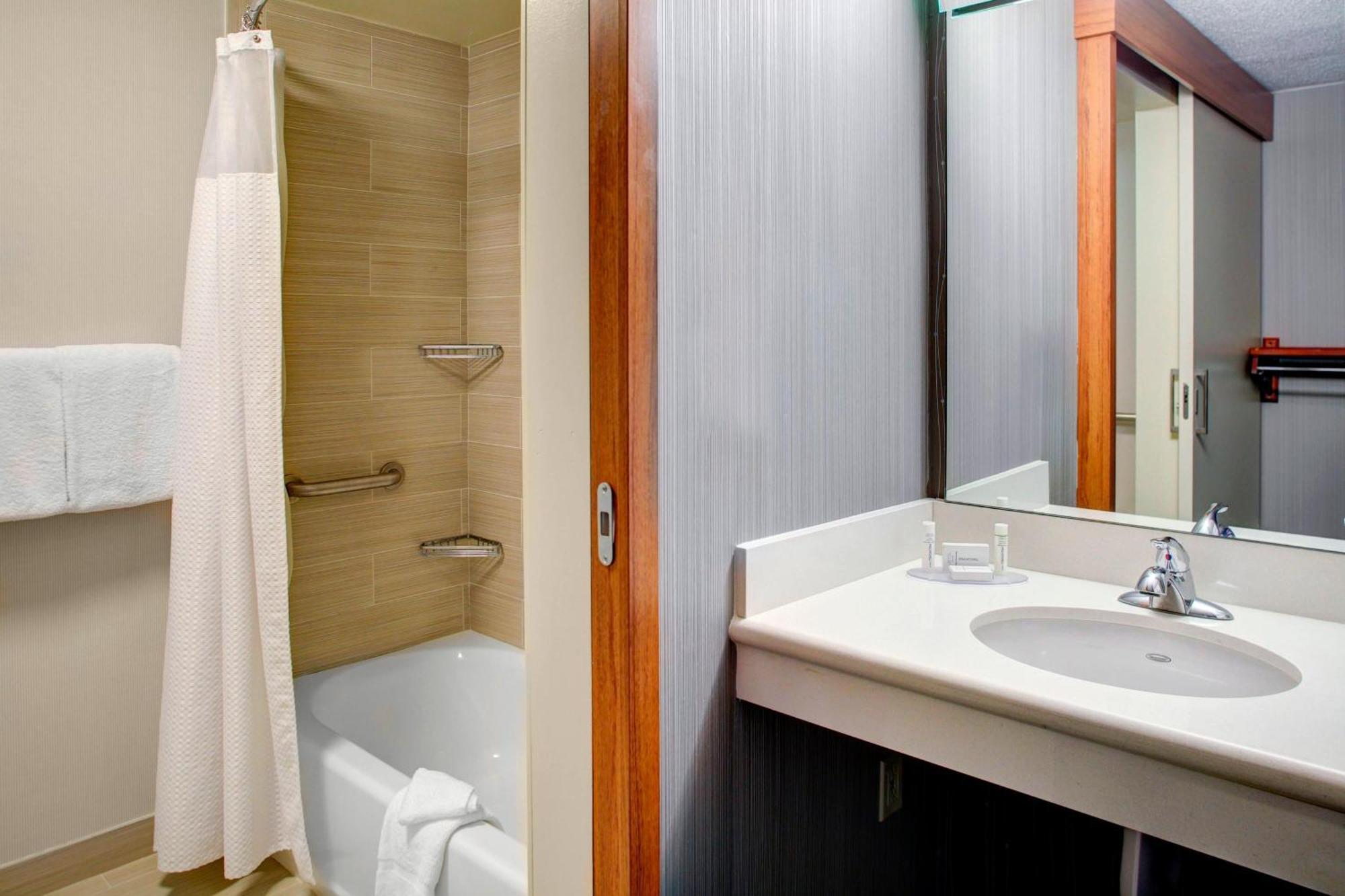 Courtyard Cleveland Airport South Hotel Мидълбърг Хайтс Екстериор снимка